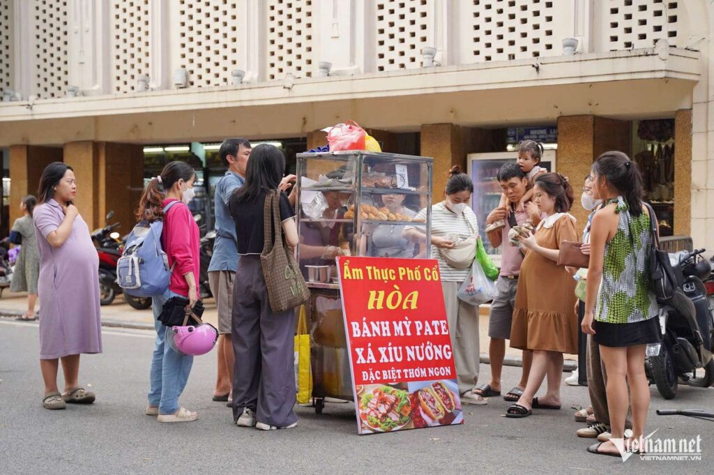 ‘Bánh mì tí hon’ ở phố cổ Hà Nội bị chê đắt, khách vẫn đông nườm nượp