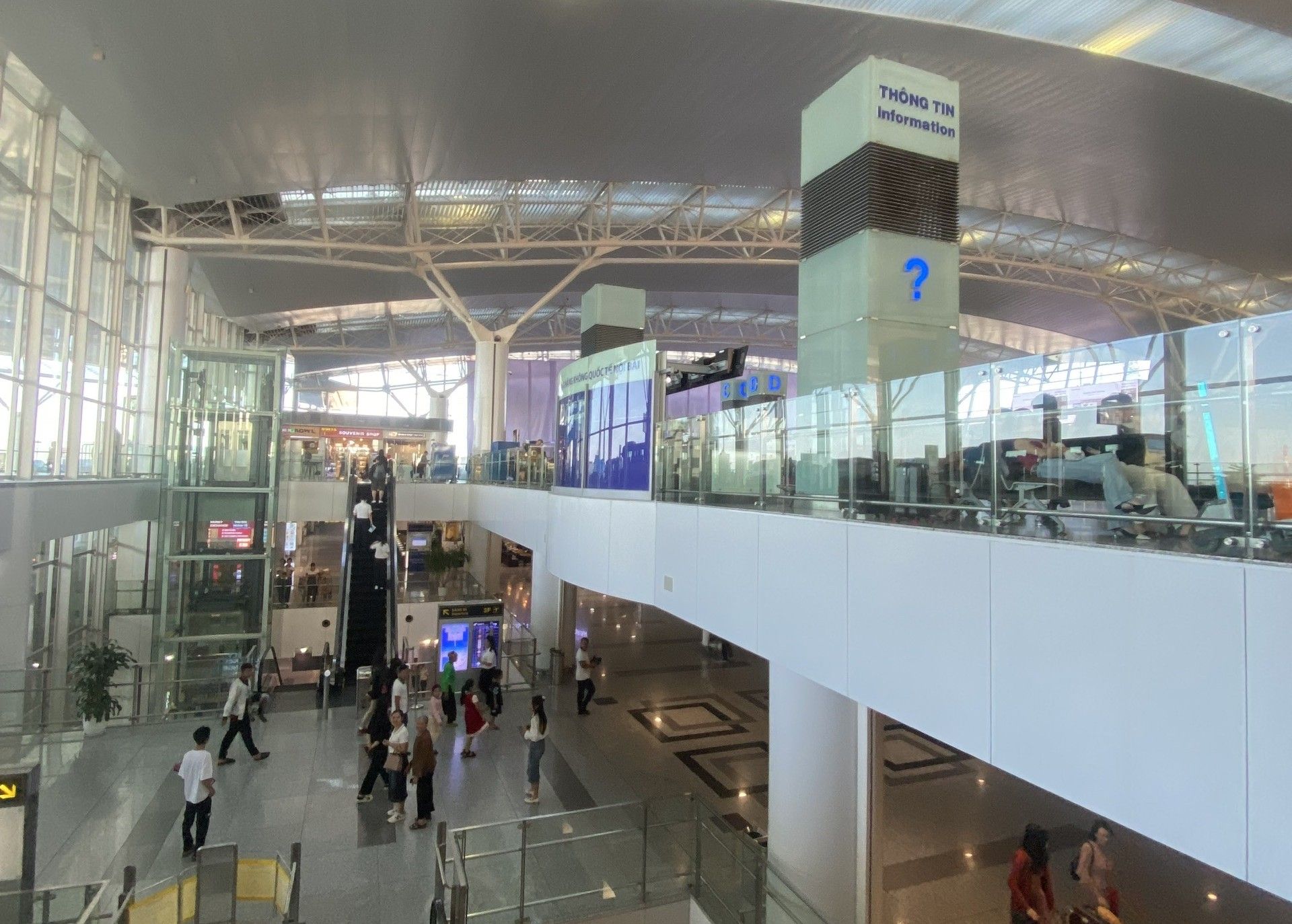 Từ sân bay Nội Bài vào trung tâm thành phố: Di chuyển, lưu ý quan trọng về nơi ăn uống và lưu trú